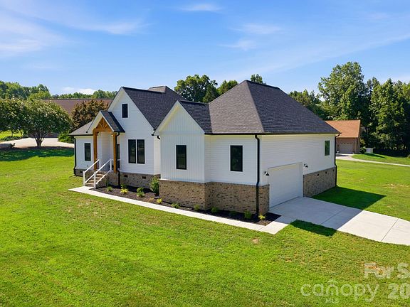 3rd image of 1213 Creekside Dr