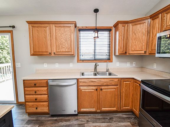 5th image of 416 Augustana Ave