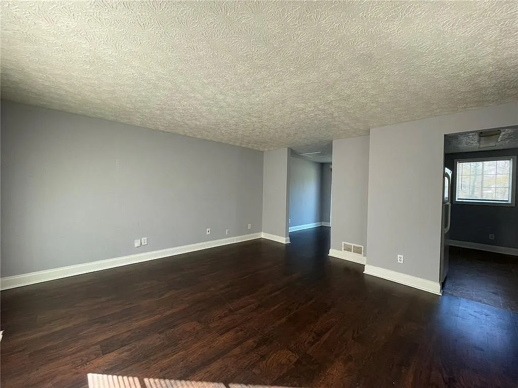 3 bed, 2.0 bath, 1368 sqft, $1,750 — Photo 2