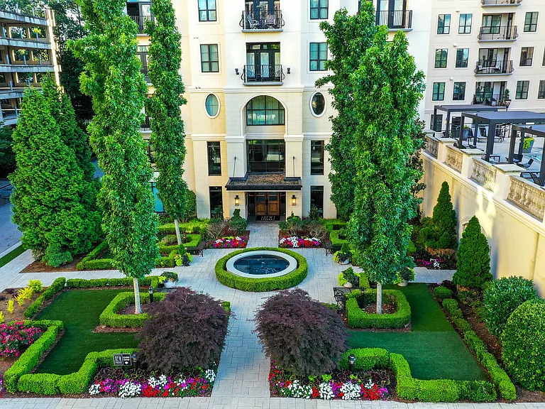 92 West Paces Luxury Apartments — Photo 21