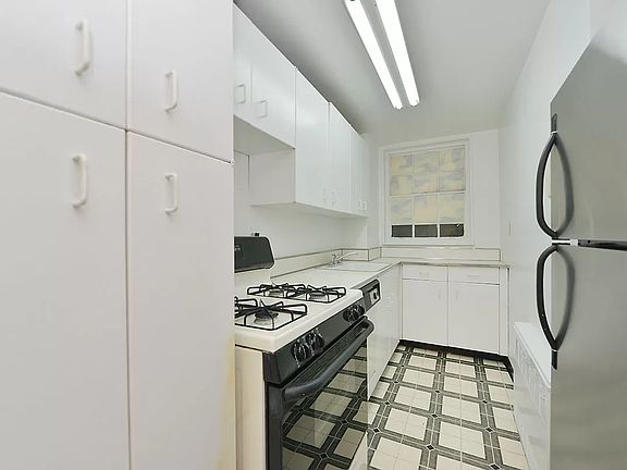 5th image of 77 W 55th St APT 18J