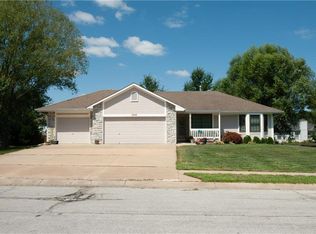 1016 Redwood Dr, Raymore, MO 64083