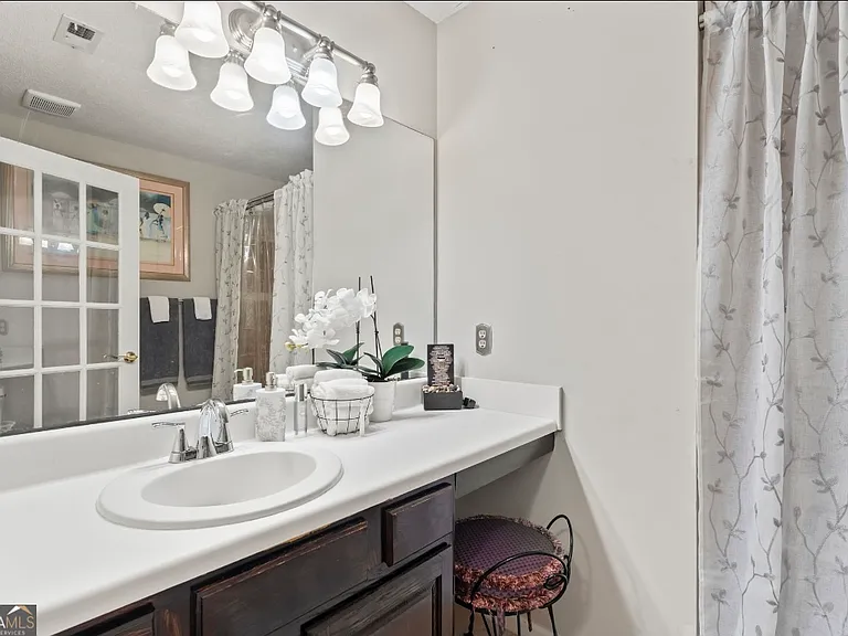 81 Hampshire Ct — Photo 17