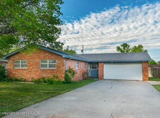 900 Shamrock Dr, Dumas, TX 79029