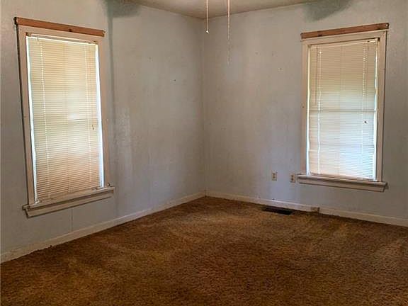 2nd image of 2554 Broadway Dr