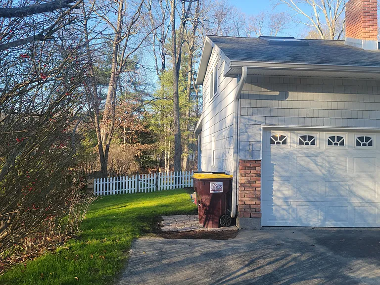 8 Quevic Dr — Photo 4