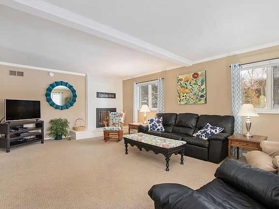 5th image of 685 Larkwood Dr