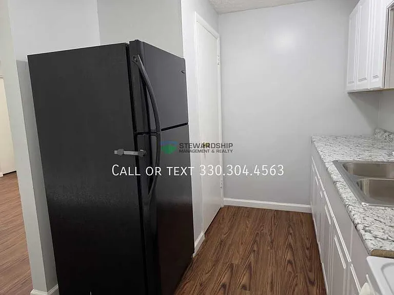 1111 N Elm St #R — Photo 2
