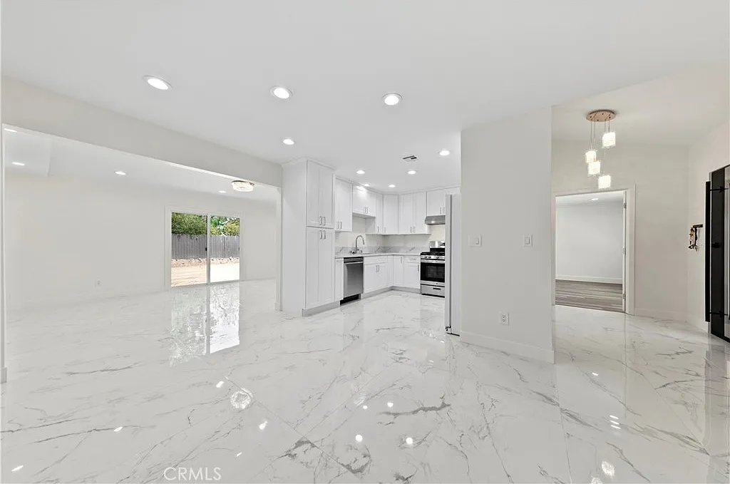 4 bed, 1315 sqft, $4,999 — Photo 3