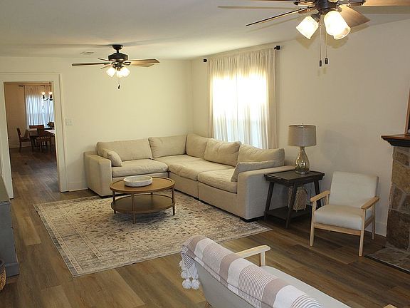 3rd image of 1104 E Wells St
