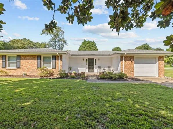 1501 N Horseshoe Cir, Virginia Beach, VA 23451