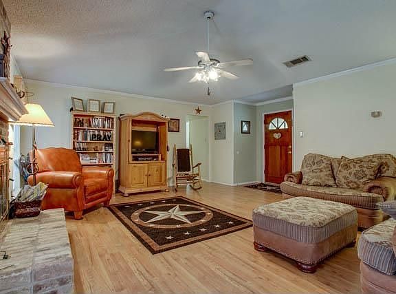 4th image of 636 Evelyn Ln