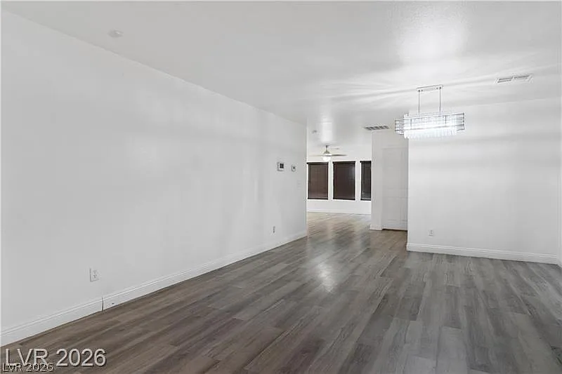 5 bed, 3.0 bath, 2564 sqft, $2,300 — Photo 3