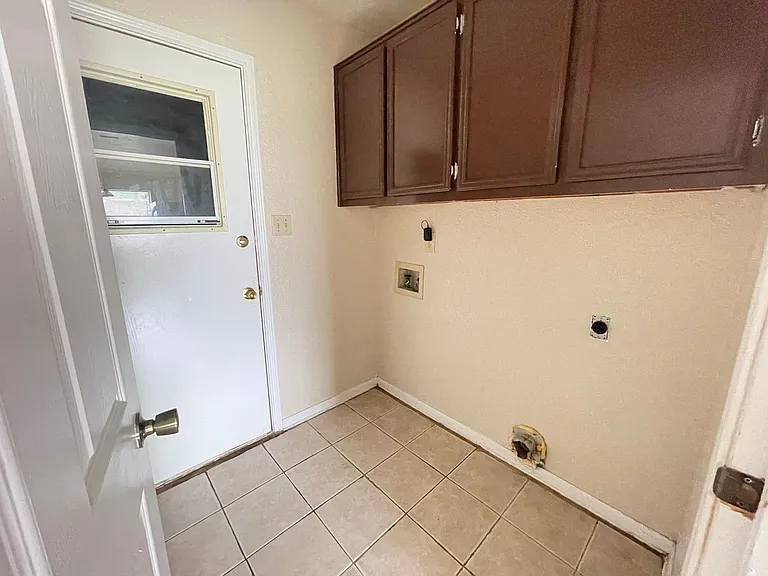 4405 Derik Dr — Photo 7