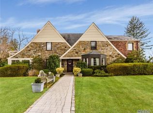 108 Castle Ridge Rd, Manhasset, NY 11030