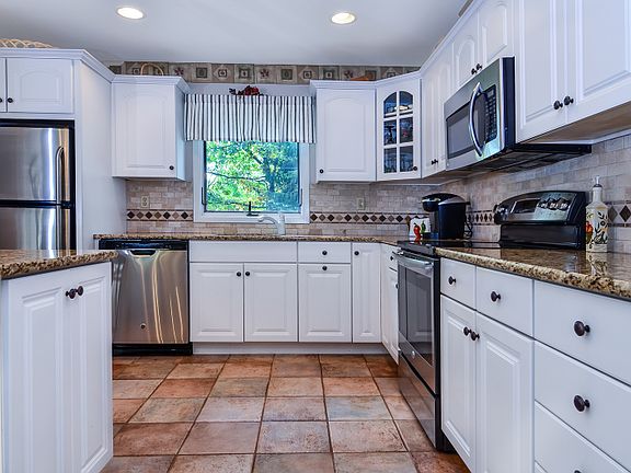 CUSTOM KITCHEN