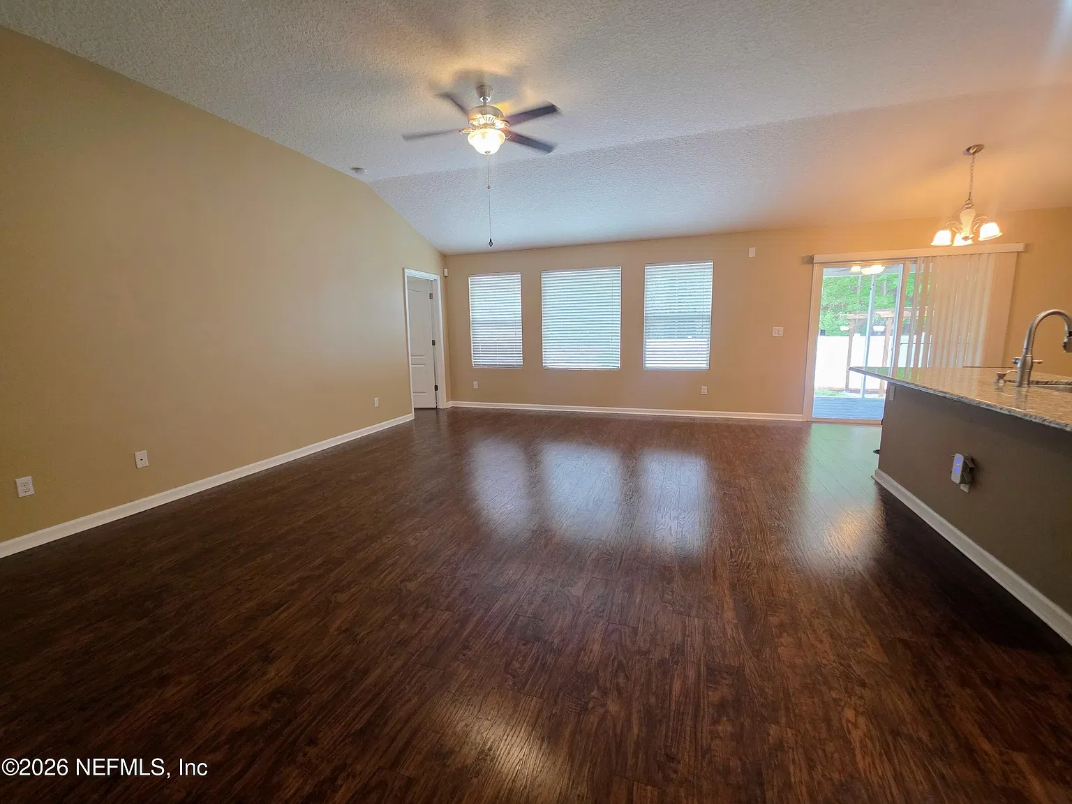 3 bed, 2.0 bath, 1723 sqft, $2,100 — Photo 3