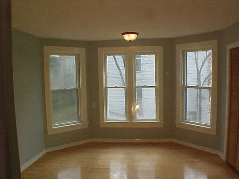 215 E Mifflin St — Photo 4