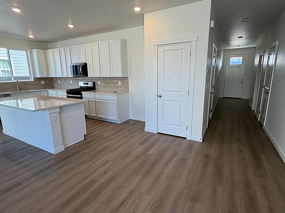 3rd image of 699 N Tessa Ave