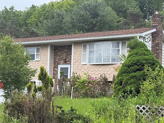 2nd image of 817 Oakdale Rd