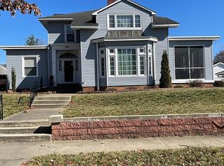 208 4th St, Carmi, IL 62821