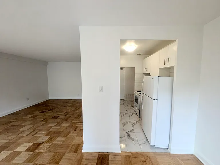 1603 Bathurst St — Photo 8