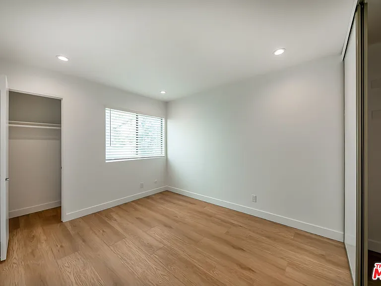 22135 Burbank Blvd #4 — Photo 21