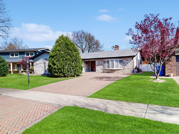 908 W Palm Dr, Mount Prospect, IL 60056