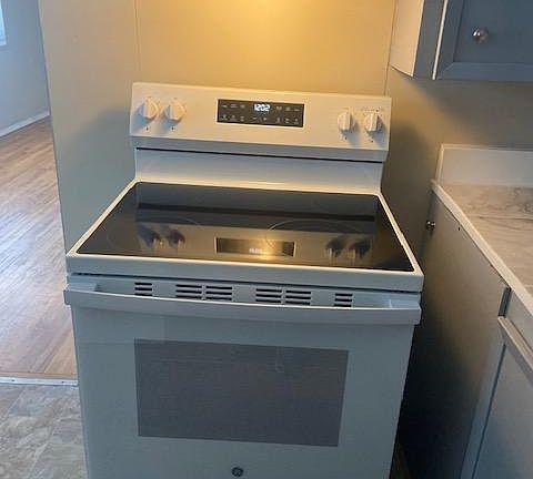 New Stove. Never been used. Can connect to wifi. Self-cleaning oven.
