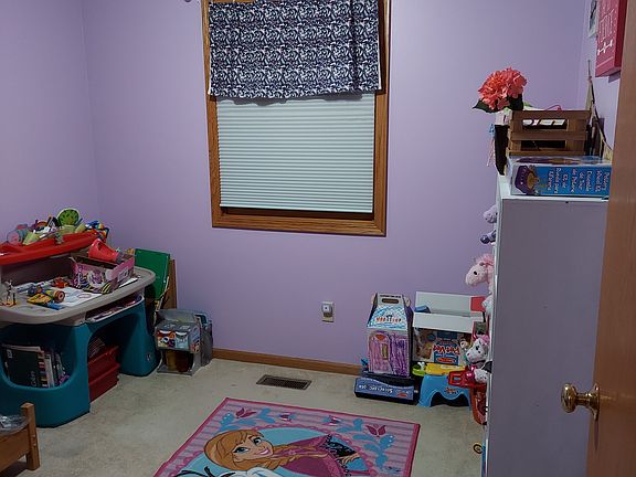 Upstairs bedroom/ bonus room