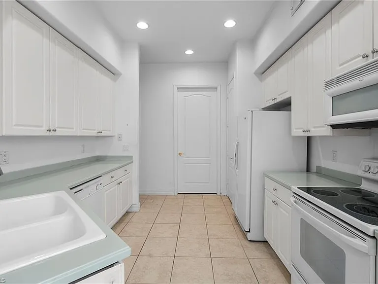 6010 Jonathans Bay Cir #102 — Photo 14
