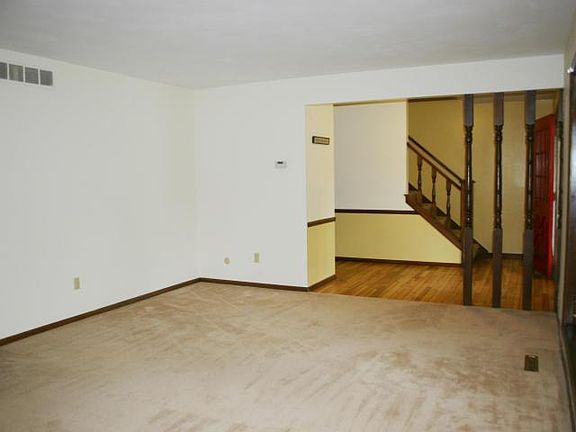 4th image of 307 Point O Woods Dr