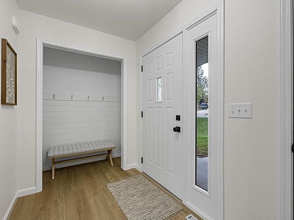 3rd image of 129 Oreole Dr NE