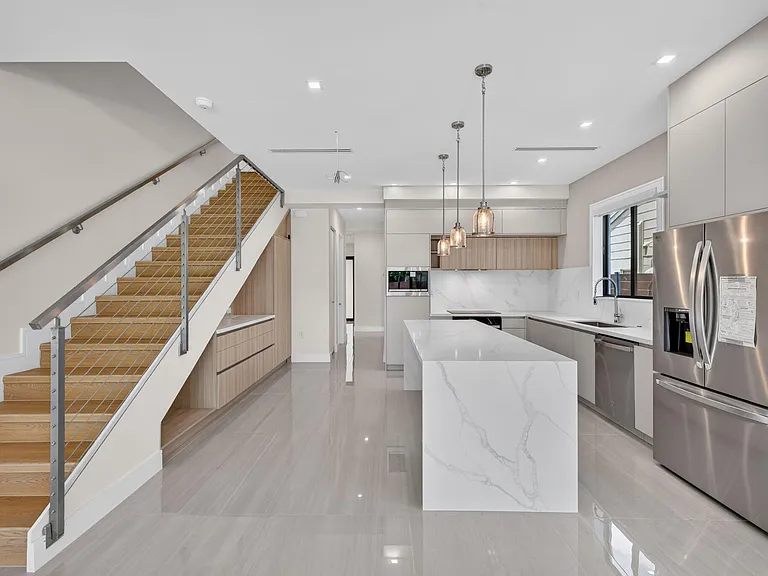 704 SW 9th St — Photo 11