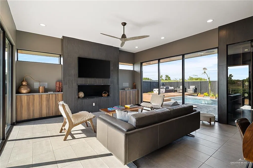 4 bed, 3.5 bath, 3262 sqft, $5,900 — Photo 3