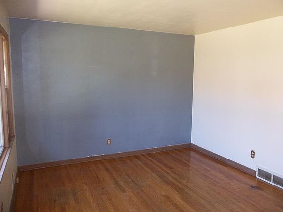 3rd image of 3205 Montrose Ave