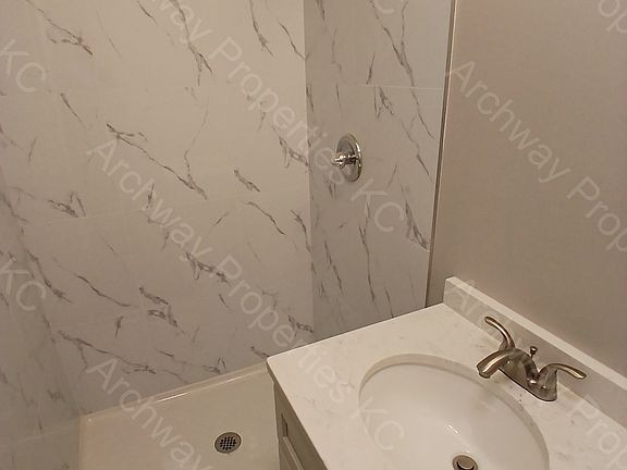 5th image of 5103 Long Dr