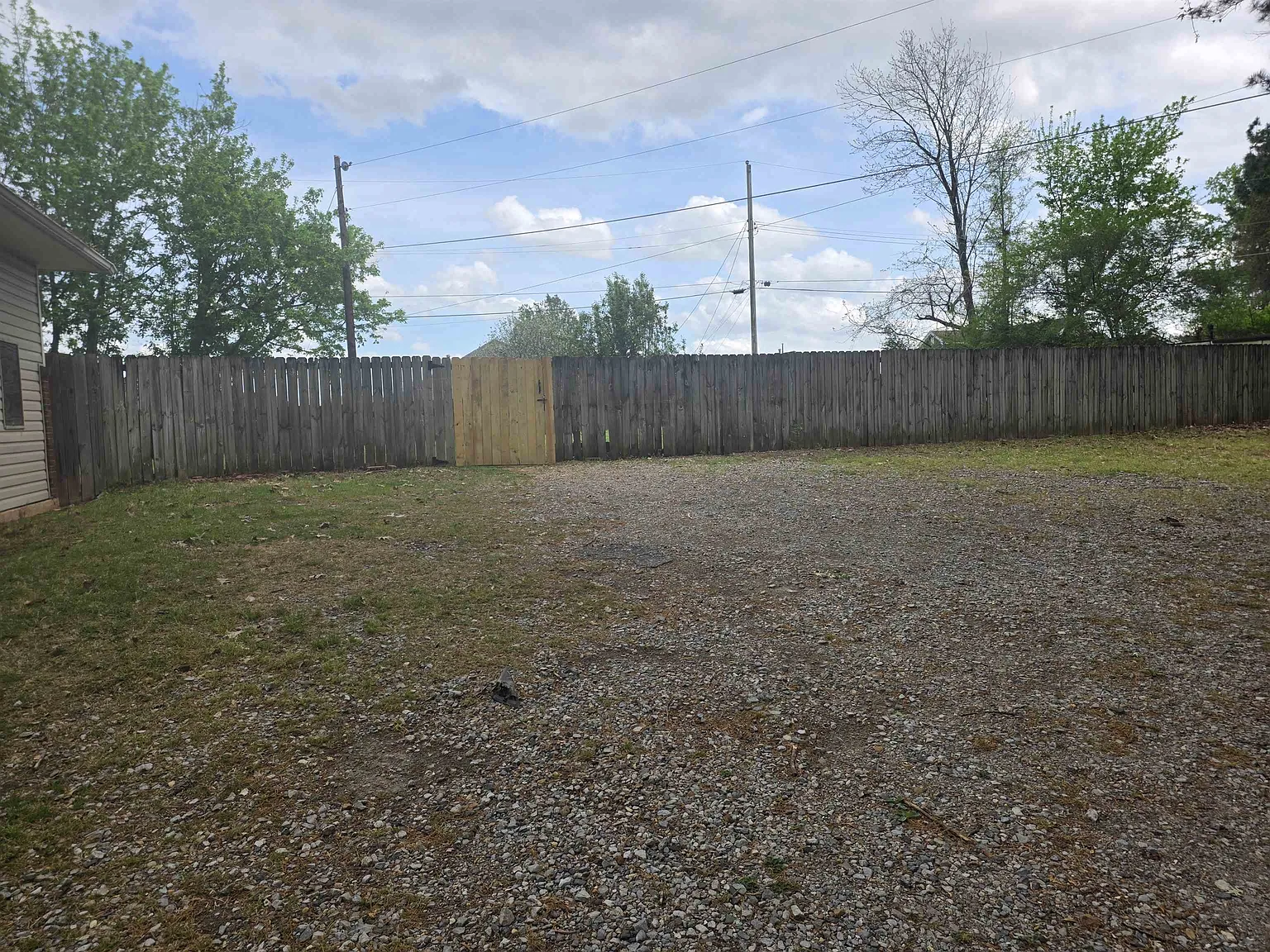 3 bed, 2.0 bath, 1956 sqft, $1,575 — Photo 4