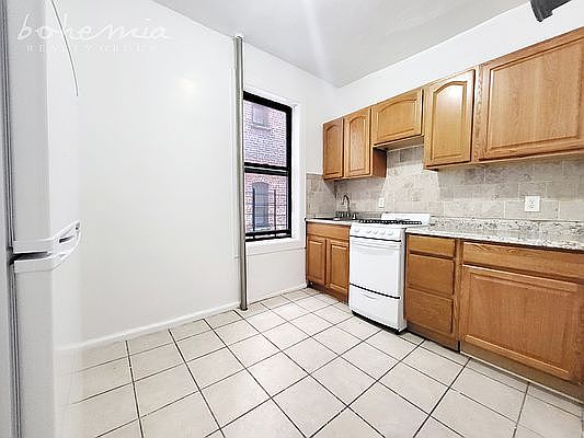 4th image of 106 Convent Ave #18