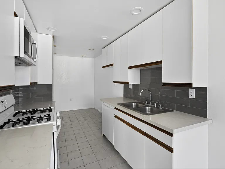 Woodman Ave Apartments — Photo 51
