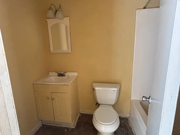 2411 Mount Vernon Rd NW — Photo 3