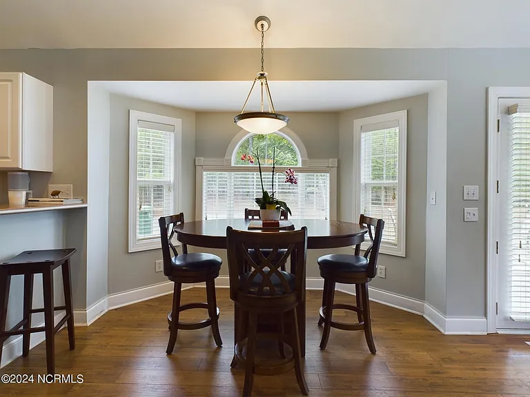 4 McQueen Pl — Photo 6