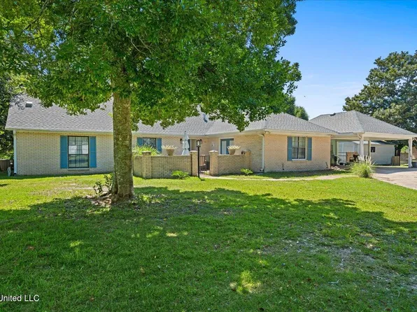 1509 Oak Leaf Cir, Gautier, MS 39553