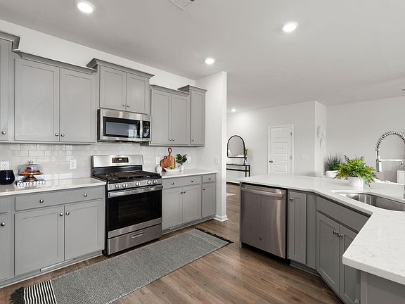 5th image of 304 Firewheel Ct