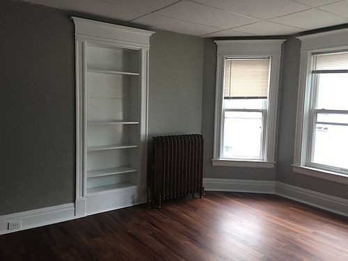 2nd image of 927 State St APT 3