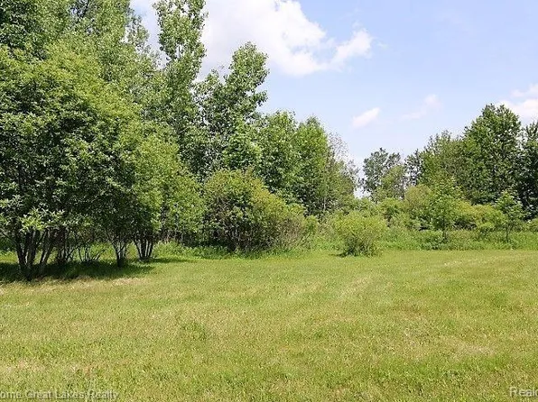 76 Westwood Dr, Grand Blanc, MI 48439