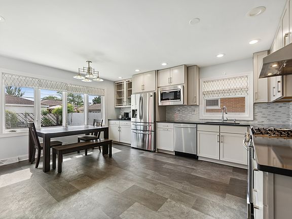 Kitchen w/Breakfast Area Views to Back Yard