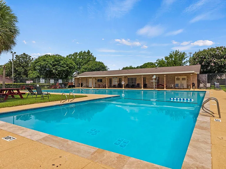 11210 Daybreak Ln — Photo 30