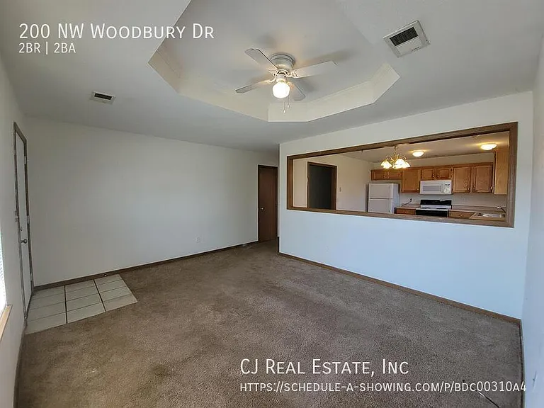 200 NW Woodbury Dr — Photo 2
