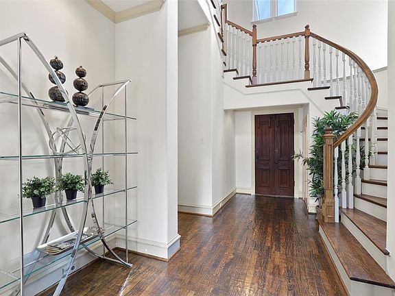 2nd image of 2901 Vinson Ln